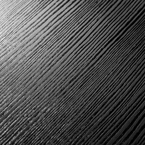 O textură de fibră lemnoasă lineară şi vie, cu porţiuni cu un luciu mat, care conferă adâncime şi tactilitate pentru un efect dramatic.